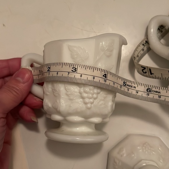VINTAGE WESTMORELAND WHITE MILK GLASS SUGAR & CREAMER - Picture 6 of 7